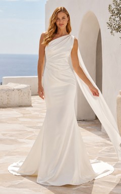Robe de mariée fourreau en satin drapé à une épaule et traîne minimaliste