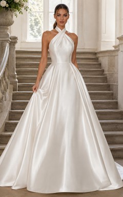 Robe de mariée moderne en satin, dos nu, sans manches, col croisé et traîne chapelle, coupe trapèze, sans manches.
