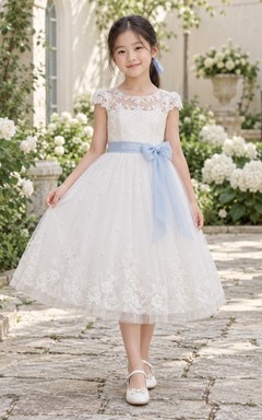 Vestido de niña de flores modesto, blanco, con estampado floral, corte en A, tul, mangas cortas y fajín azul.
