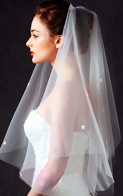 Velo de novia sencillo de tul hasta el codo con apliques florales.