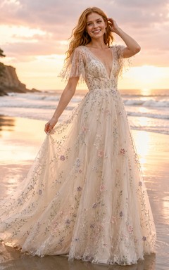 Brautkleid aus Tüll mit flatternden Ärmeln, pastellfarbenem Blumenmuster und Stranddekor