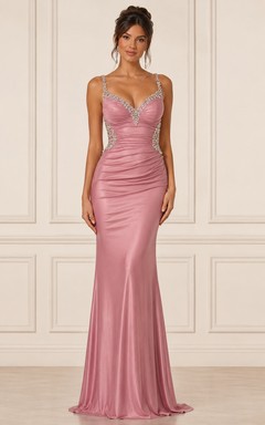 Vestido de fiesta ajustado color rosa palo con tirantes de cristal, escote corazón, satén, corte sirena.