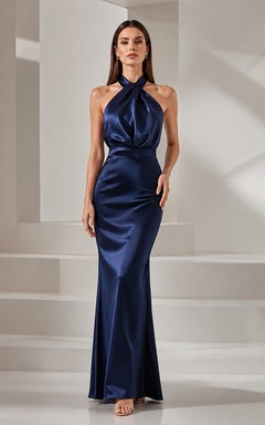 Vestido de noche formal largo hasta el suelo, de satén azul marino oscuro, con escote halter alto y espalda descubierta.