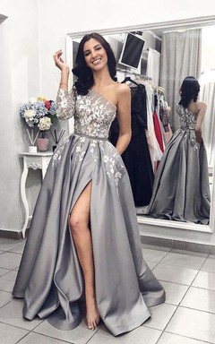 A-Linien-Kleid aus Satin mit Schlitz vorne, einer Schulter, floralen Applikationen und Schärpe.