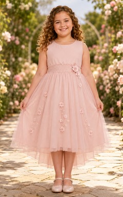 Robe de demoiselle d'honneur en dentelle rose poudré et tulle, coupe trapèze, manches courtes, col rond, longueur thé
