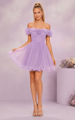 Robe de cocktail élégante courte/mini en tulle lavande, coupe babydoll, style trapèze, idéale pour les fêtes de fin d'année.