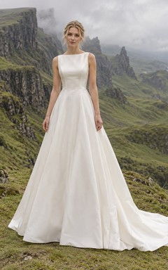 Vestido de novia sencillo y discreto de tafetán, corte en A, con escote barco y falda acampanada lisa.