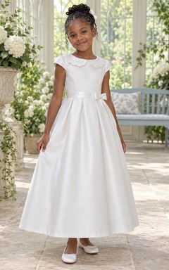 Sencillo vestido de niña de flores blanco de corte A, de satén, largo hasta los tobillos, con mangas cortas y cuello.