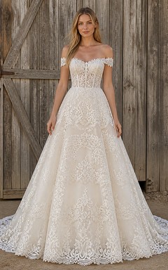 Vestido de novia romántico de manga corta, corte en A, hombros descubiertos, encaje de enredaderas y cola catedral.