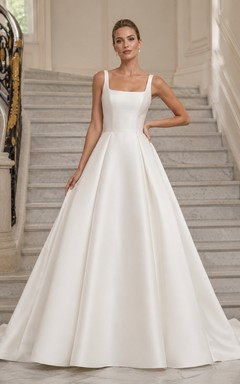 Robe de mariée minimaliste en satin à col carré et larges bretelles, décolleté en goutte d'eau