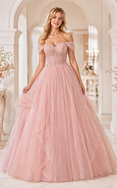 Luxuriöses, rosafarbenes, schulterfreies Ballkleid aus perlenbesetztem Tüll – das perfekte Abiballkleid