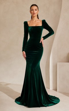 Vestido de sirena de terciopelo verde oscuro con cuello cuadrado y mangas largas