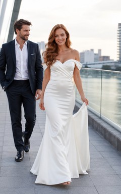Robe de mariée blanche en satin froncée à épaules dénudées pour séance photo de couple