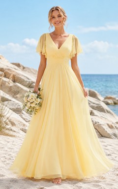 Vestido de novia de playa de gasa color amarillo pálido con escote en V profundo y mangas con volantes, corte en A