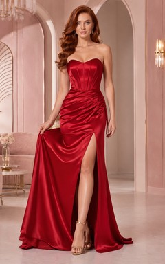 Rotes, trägerloses, gerafftes Satin-Abendkleid mit Schlitz