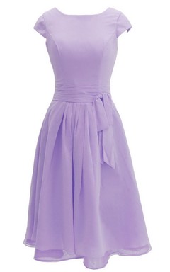 Vestido de gasa hasta la rodilla con mangas cortas y lazo.