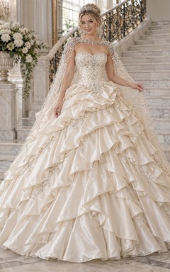 Trägerloses Brautkleid im Ballkleid-Stil mit Herzausschnitt, perlenbesetztem Schultercape und skulpturalen Satinkaskaden