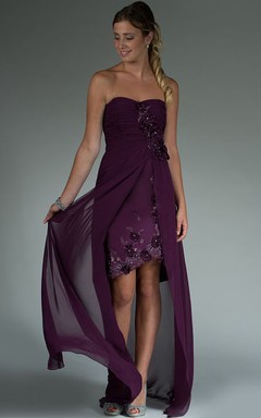 Robe fourreau asymétrique à fleurs, décolleté cœur, pour la mère de la mariée, avec châle en mousseline et détails en cristal.