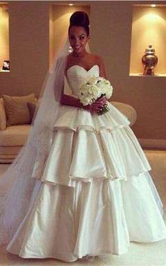 Wunderschönes, mehrlagiges Brautkleid mit Herzausschnitt, bodenlanges Ballkleid