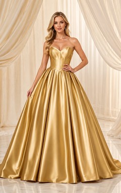 Vestido de gala largo de satén dorado sin tirantes con escote corazón y cola larga.