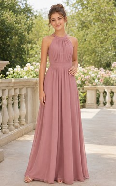 Vestido de dama de honor juvenil color rosa empolvado, corte en A, escote halter, sin mangas.