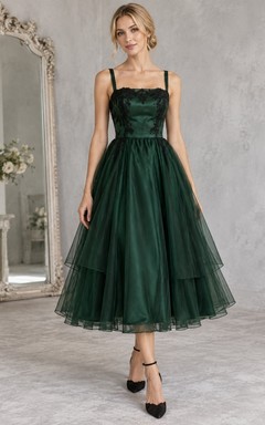 Teelanges, eckiges Brautjungfernkleid aus smaragdgrünem Tüll und Spitze im Gothic-Stil, ärmellos und mehrlagig