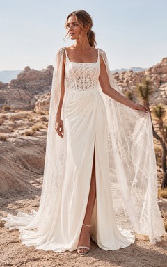 Robe de mariée champêtre en mousseline de soie, coupe trapèze, col carré, sans manches, traîne chapelle et fente.