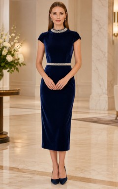 Vestido de cóctel de terciopelo perlado azul marino oscuro con cuello alto, ideal para invitadas.