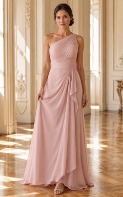 Robe de cérémonie élégante et longue en mousseline rose poudré, asymétrique plissée, à une épaule.