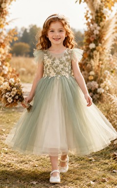 A-Linien-Brautkleid für Blumenmädchen zur Herbsthochzeit mit kurzen Ärmeln, floraler Spitzenoberteil, voluminösem Tüllrock und Satin-Taille – ein festlicher Stil für Herbstzeremonien.