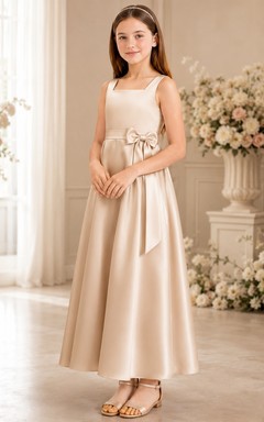 Vestido de dama de honor juvenil color champán, corte en A, escote corazón, sin mangas, detalle de lazo de satén, elegante.