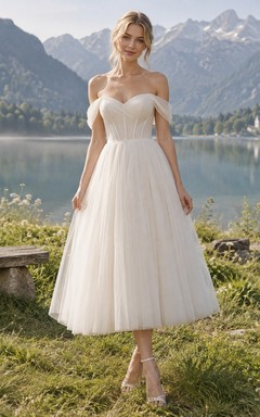 Vestido de novia de tul sin mangas, corte en A, largo hasta la rodilla y sin hombros descubiertos.