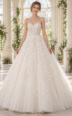 Robe de mariée bustier en tulle avec application florale et décolleté cœur