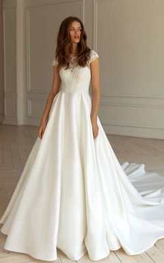 Robe de mariée moderne en satin, coupe trapèze, traîne courte, manches courtes et appliques