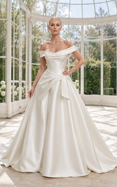 Robe de bal élégante en satin, épaules dénudées, manches courtes, traîne chapelle, drapée, idéale pour une cérémonie de mariage.