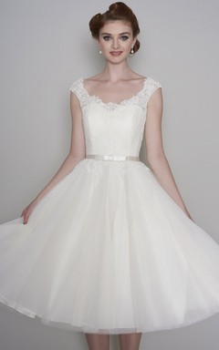 Vestido de novia vintage de tul con cuello en V, mangas cortas y encaje, largo hasta la rodilla, con botones.