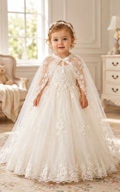 Vestido de lujo para ceremonia de bautizo/bautizo. Corte en A, largo hasta el suelo, cola larga, cuello joya, manga larga, encaje de tul, apliques florales, capa desmontable y espalda abotonada.