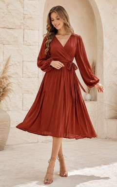 Vestido de noche asimétrico de gasa roja con escote en V y mangas largas, corte en A, largo hasta la rodilla.