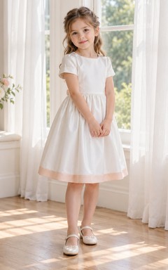 Einfaches elfenbeinfarbenes Blumenmädchenkleid mit Rundhalsausschnitt und rosa Bordüre
