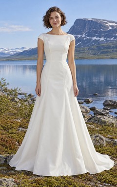 Vestido de novia sencillo y discreto de popelina de algodón, corte en A, con escote barco y mangas cortas.