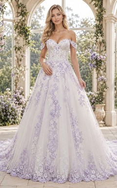 Lavendelfarbenes Brautkleid aus Spitze in A-Linie, schulterfrei, kurze Ärmel, Kapellenschleppe