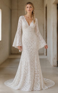Vestido de novia bohemio de corte recto con escote en V y mangas largas hasta el suelo.