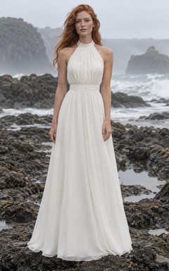 Sencillo vestido de novia de gasa con cuello alto tipo halter, corpiño fruncido y cintura rizada.