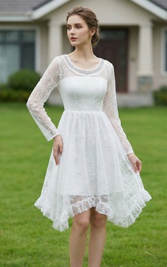 Robe de mariée en dentelle à manches longues arrivant aux genoux