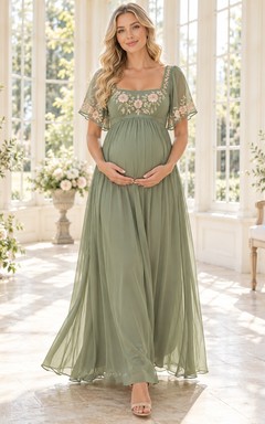 Vestido de gasa premamá con cuello cuadrado, bordado floral color salvia y mangas con volantes