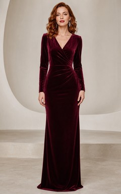 Robe de soirée fourreau bordeaux en velours à manches longues et col en V