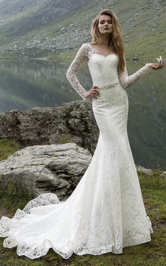 Vestido tubo largo de encaje con escote en V bajo en la espalda y detalles de cristal, de manga larga y largo hasta el suelo.