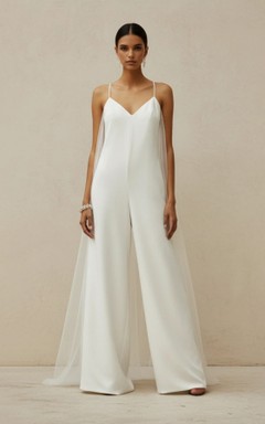 Hochzeitsjumpsuit mit V-Ausschnitt, Tüllcape und weitem Bein