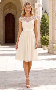 Robe ivoire modeste à col bateau, manches illusion, dentelle et mousseline, coupe trapèze, longueur genou.