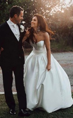 Vestido de novia de satén de corte A con escote corazón y cola larga.